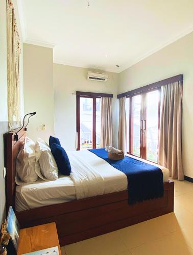 a bedroom with a large bed and a window at Escape Bajo in Labuan Bajo