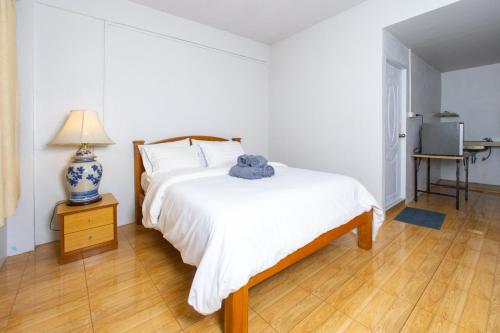 a bedroom with a bed with a stuffed animal on it at Tom Guest House ทอมส์ เกสต์เฮ้าส์ in Thung Maha Mek