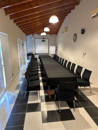 a conference room with a long table and chairs at Garden House Hotel in Río Cuarto
