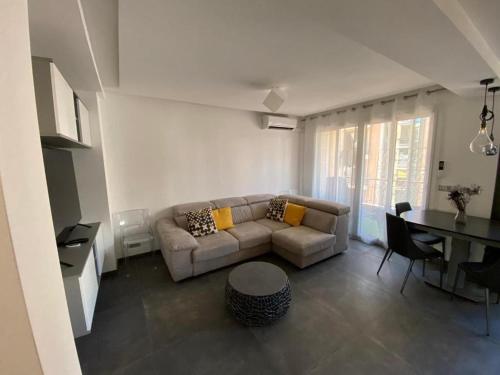 un salon avec un canapé et une table dans l'établissement Appartement MIRAMAR 6 couchages, à Cannes