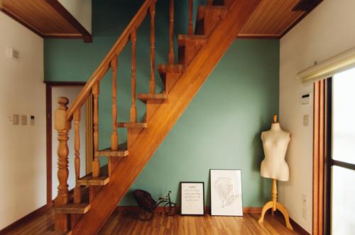 a staircase in a room with green walls at 春日舎 KASUGASYA-Kyoto in Kyoto