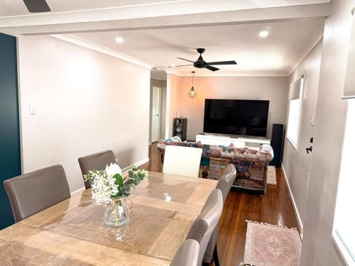 Una televisión o centro de entretenimiento en Chic Retreat Vintage and Modern