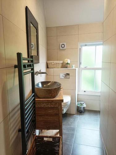 a bathroom with a sink and a toilet at 2bed 2bath 8min to London Bridge in London