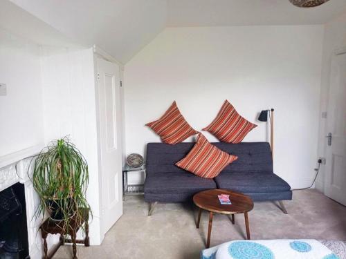 a living room with a blue couch and a table at 2bed 2bath 8min to London Bridge in London