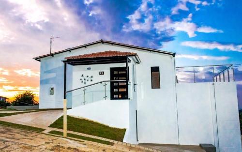 a small white building with a sky in the background at Casas Campestres Los Miradores de Fruworld in Carmen de Apicalá