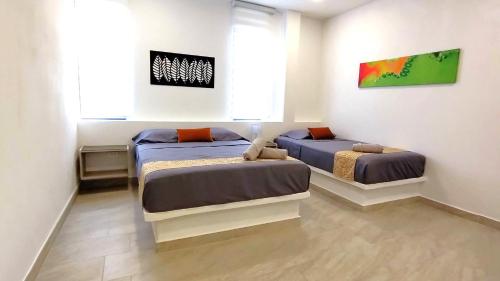 a bedroom with two beds and a window at Casas Campestres Los Miradores de Fruworld in Carmen de Apicalá