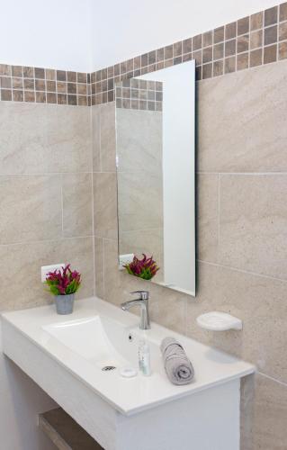 a bathroom with a white sink and a mirror at Casas Campestres Los Miradores de Fruworld in Carmen de Apicalá