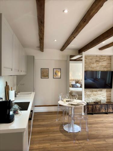 une cuisine avec une table et des chaises dans une pièce dans l'établissement Studio 1 Metz Centre-ville, Gare, à Metz