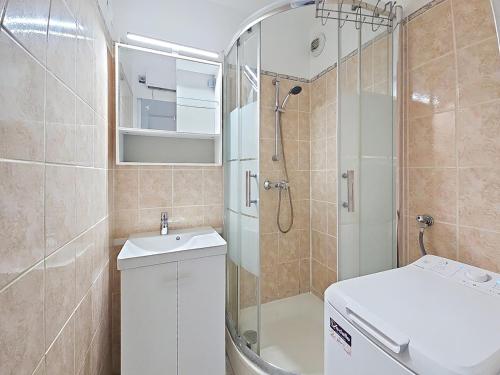 une salle de bain avec une douche, des toilettes et un lavabo dans l'établissement Vacation apartment near sea with private parking, à Antibes