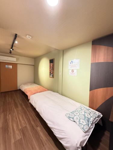 a small bedroom with a bed in a room at ゆいの宿大阪城east1号室 in Osaka