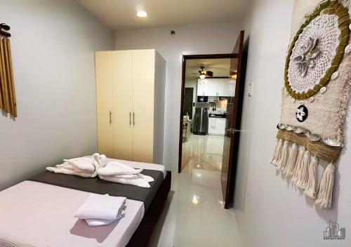 Katil atau katil-katil dalam bilik di Family Getaway 2BR Condo Near Palawan Airport with Gym - B2 1Kunzite
