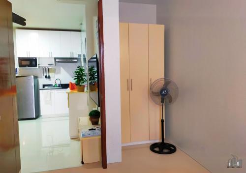Dapur atau dapur kecil di Family Getaway 2BR Condo Near Palawan Airport with Gym - B2 1Kunzite