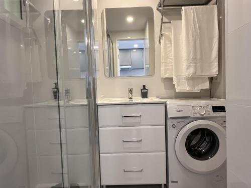 La salle de bains est pourvue d'un lave-linge et d'un miroir. dans l'établissement Mar Benalmadena II - Jupiter, à Benalmádena