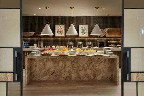 Jídlo v hotelu nebo okolí