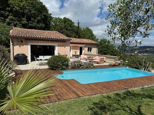 une villa avec piscine devant une maison dans l'établissement villa paisible en pleine nature 7km des plages Cannes Mandelieu, à Pégomas
