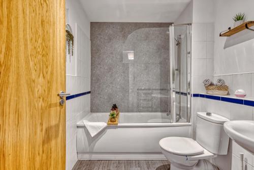 Ένα μπάνιο στο Cosy Central 2-Bed Flat City View & Parking