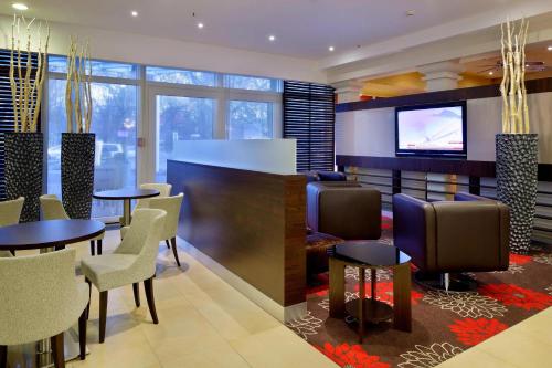 Ruang duduk di Courtyard by Marriott Hannover Maschsee