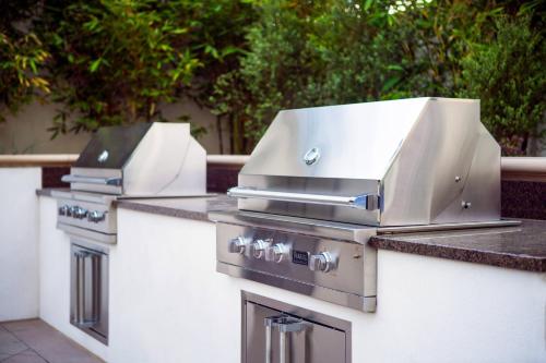 two stoves sitting on a outdoor kitchen counter at Residence Inn by Marriott Los Angeles Pasadena/Old Town in Pasadena