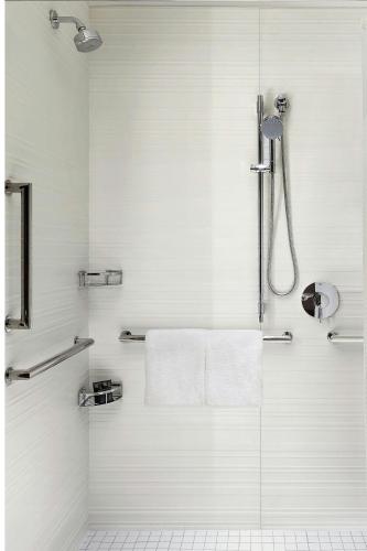 Bilik mandi di AC Hotel by Marriott Dallas Downtown