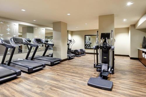 Pusat kecergasan dan/atau kemudahan kecergasan di AC Hotel by Marriott Dallas Downtown