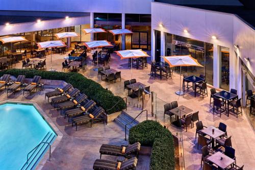 an overhead view of a hotel with a pool and tables and chairs at Anaheim Marriott in Anaheim