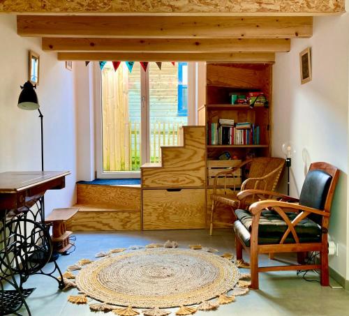 un salon avec une fenêtre, une table et des chaises dans l'établissement La Petite Maison, à Guérande