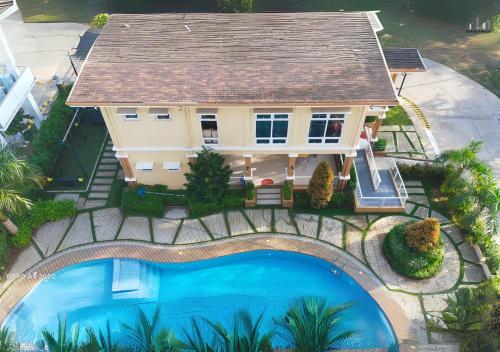 Kolam renang di atau dekat dengan Family Getaway 2BR Condo Near Palawan Airport with Gym - B2 1Kunzite
