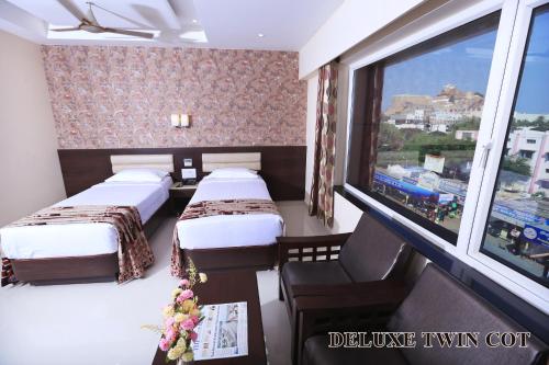 Katil atau katil-katil dalam bilik di Hotel Deepam