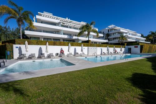basen przed dużym budynkiem w obiekcie Marbella GOLF & SEA LODGE w mieście Estepona