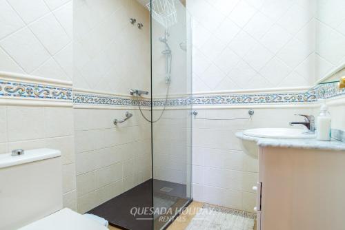 Ένα μπάνιο στο Guardamar sea view apartment El Moncayo beach