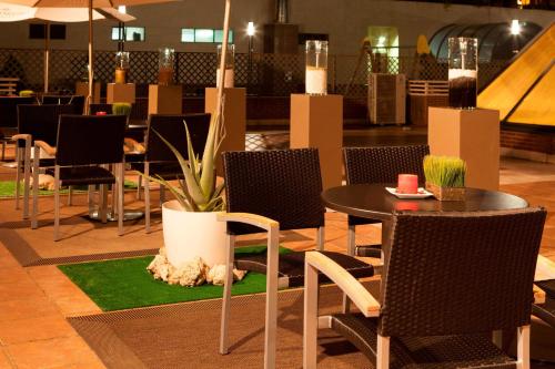 a restaurant with a table and chairs and a ramp at AC Hotel León San Antonio by Marriott in León