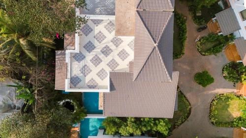 Piscina di ELIVAAS Laguna Aurelia Luxe 4 BHK Villa Near Popular Beaches With Pool & Garden o nelle vicinanze