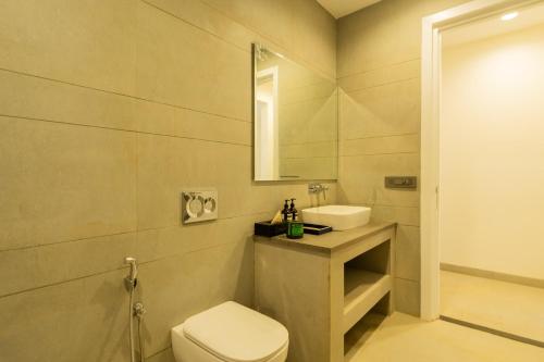 Bagno di ELIVAAS Laguna Aurelia Luxe 4 BHK Villa Near Popular Beaches With Pool & Garden
