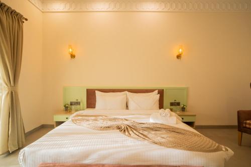 Letto o letti in una camera di ELIVAAS Laguna Aurelia Luxe 4 BHK Villa Near Popular Beaches With Pool & Garden