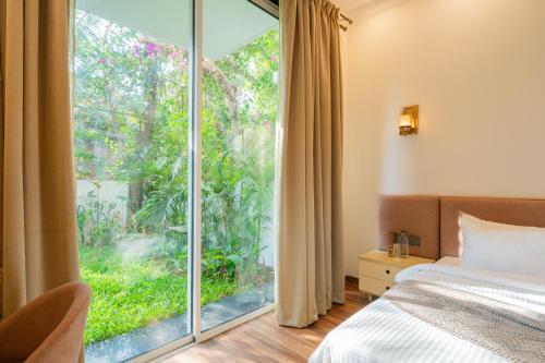 Letto o letti in una camera di ELIVAAS Laguna Aurelia Luxe 4 BHK Villa Near Popular Beaches With Pool & Garden