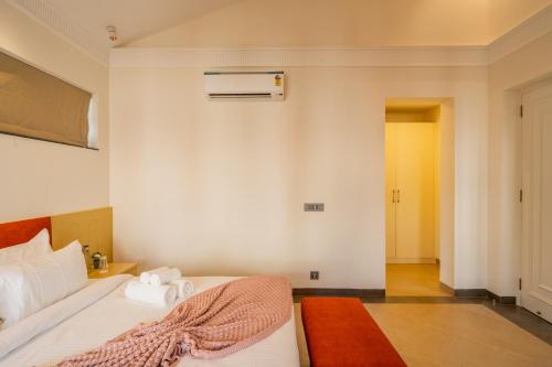 Letto o letti in una camera di ELIVAAS Laguna Aurelia Luxe 4 BHK Villa Near Popular Beaches With Pool & Garden
