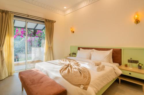Letto o letti in una camera di ELIVAAS Laguna Aurelia Luxe 4 BHK Villa Near Popular Beaches With Pool & Garden