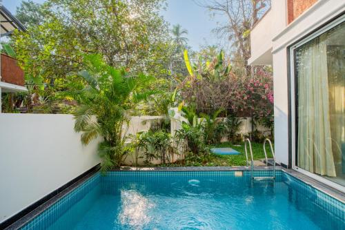 Piscina di ELIVAAS Laguna Aurelia Luxe 4 BHK Villa Near Popular Beaches With Pool & Garden o nelle vicinanze