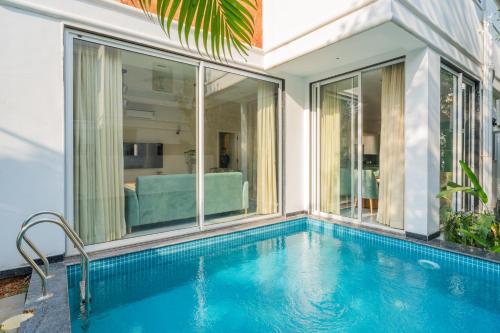 Piscina di ELIVAAS Laguna Aurelia Luxe 4 BHK Villa Near Popular Beaches With Pool & Garden o nelle vicinanze