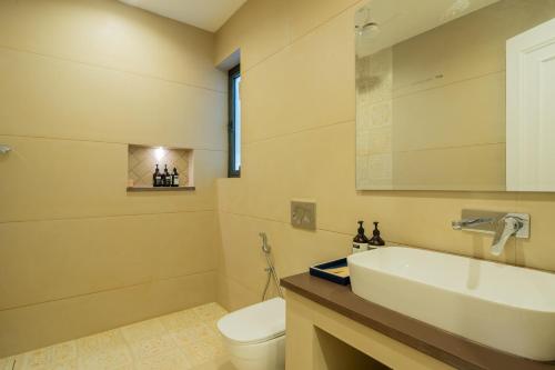 Bagno di ELIVAAS Laguna Aurelia Luxe 4 BHK Villa Near Popular Beaches With Pool & Garden