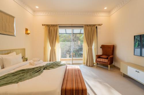 Letto o letti in una camera di ELIVAAS Laguna Aurelia Luxe 4 BHK Villa Near Popular Beaches With Pool & Garden