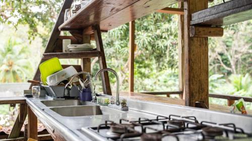 El ValleにあるUtria hostelのシンクとコンロのあるキッチン
