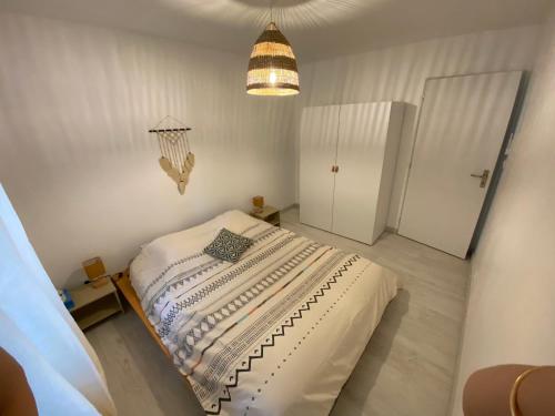 une chambre avec un lit dans une pièce dans l'établissement Appartement en campagne, à Saint-Marcel-de-Carreiret