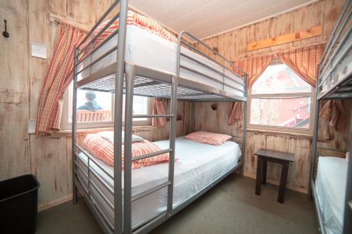 a bedroom with two bunk beds in a cabin at ITH Big Bear Lake Hostel & Retreat Center in Big Bear Lake