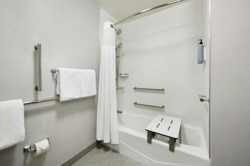 Koupelna v ubytování Courtyard by Marriott Atlanta Duluth/ Gwinnett Place