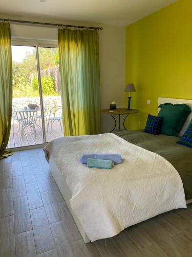 En eller flere senge i et værelse på La petite maison des MADELEINE de GIEVRES