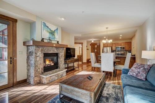 Posezení v ubytování Bright, Mountain Modern Breckenridge Condo condo