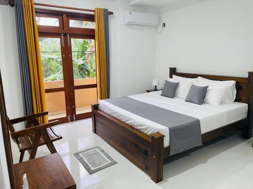 Una cama o camas en una habitación de Homestay By Sandu