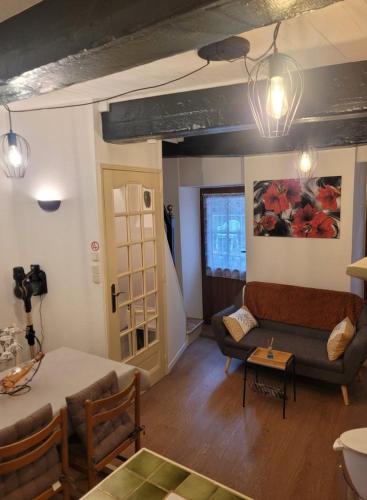 un salon avec un canapé et une table dans l'établissement les 4 saisons, à Camarès