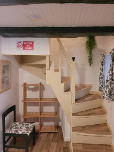 - un escalier dans une pièce avec une table et une chaise dans l'établissement les 4 saisons, à Camarès